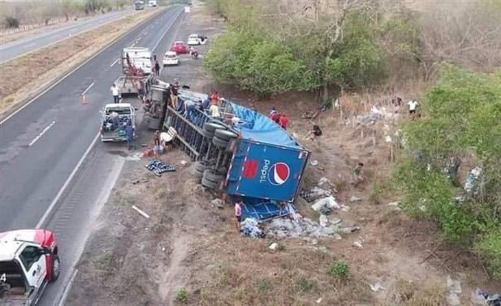 Vuelca tráiler refresquero sobre Autopista Córdoba- Veracruz, roban su mercancía