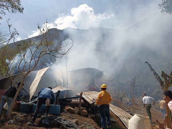 Tras incendio, humilde vivienda termina calcinada en colonia de Nogales 