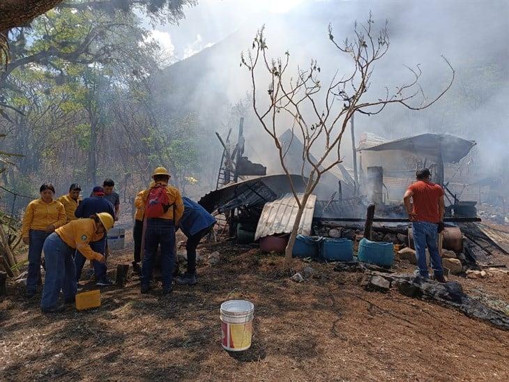 Tras incendio, humilde vivienda termina calcinada en colonia de Nogales 