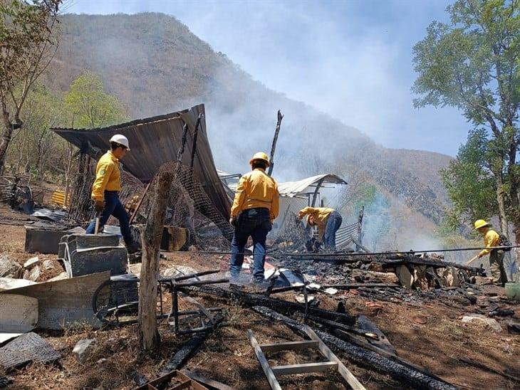 Tras incendio, humilde vivienda termina calcinada en colonia de Nogales 