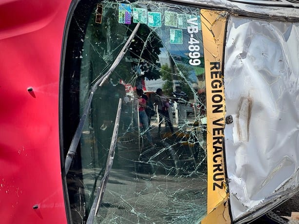 Taxi en Veracruz termina volcado tras choque con camioneta particular