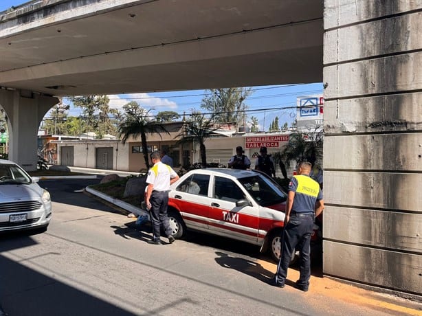 Taxista choca contra base del Puente Atirantado en Orizaba