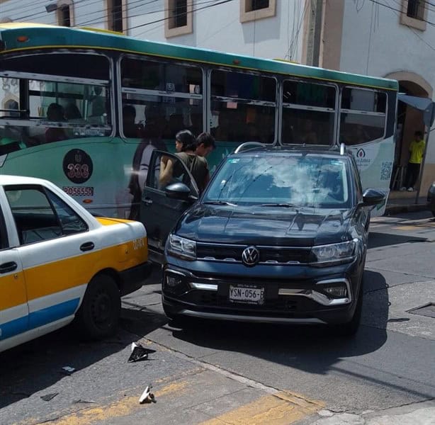 Choque entre taxi y camioneta particular en centro de Córdoba; hay dos lesionados