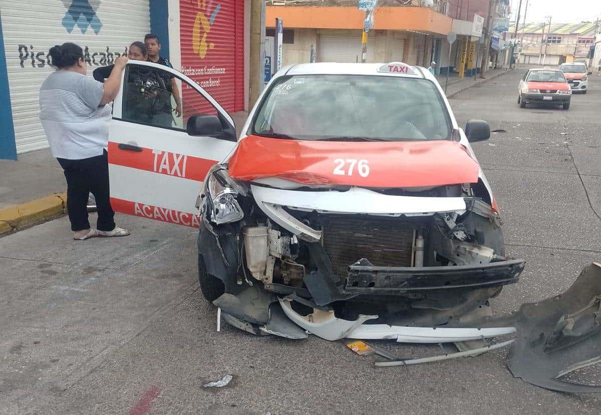 Dos heridos tras choque de taxi en Acayucan 