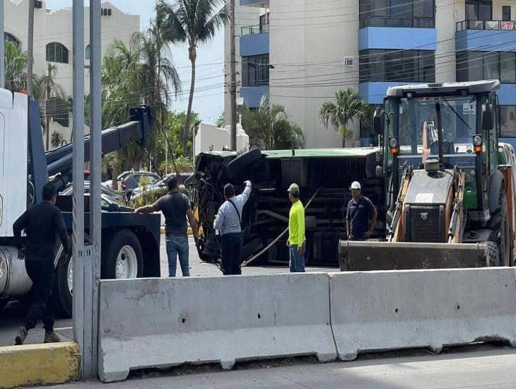 Caos vial en Boca del Río por retiro de camión Saeta volcado