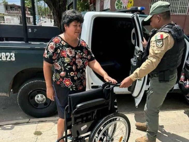 Fuerza Civil dona silla de ruedas a adulto mayor con problemas renales