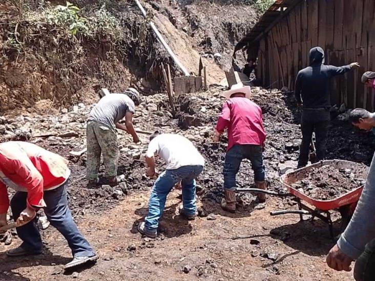 Deslizamiento de tierra en Rafael Delgado causa pérdida de bienes y temor