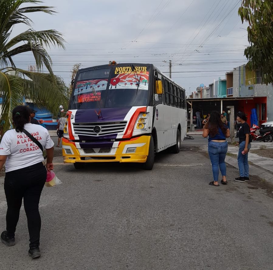Choque entre motocicleta y autobús en Lomas de Río Medio IV deja pareja lesionada
