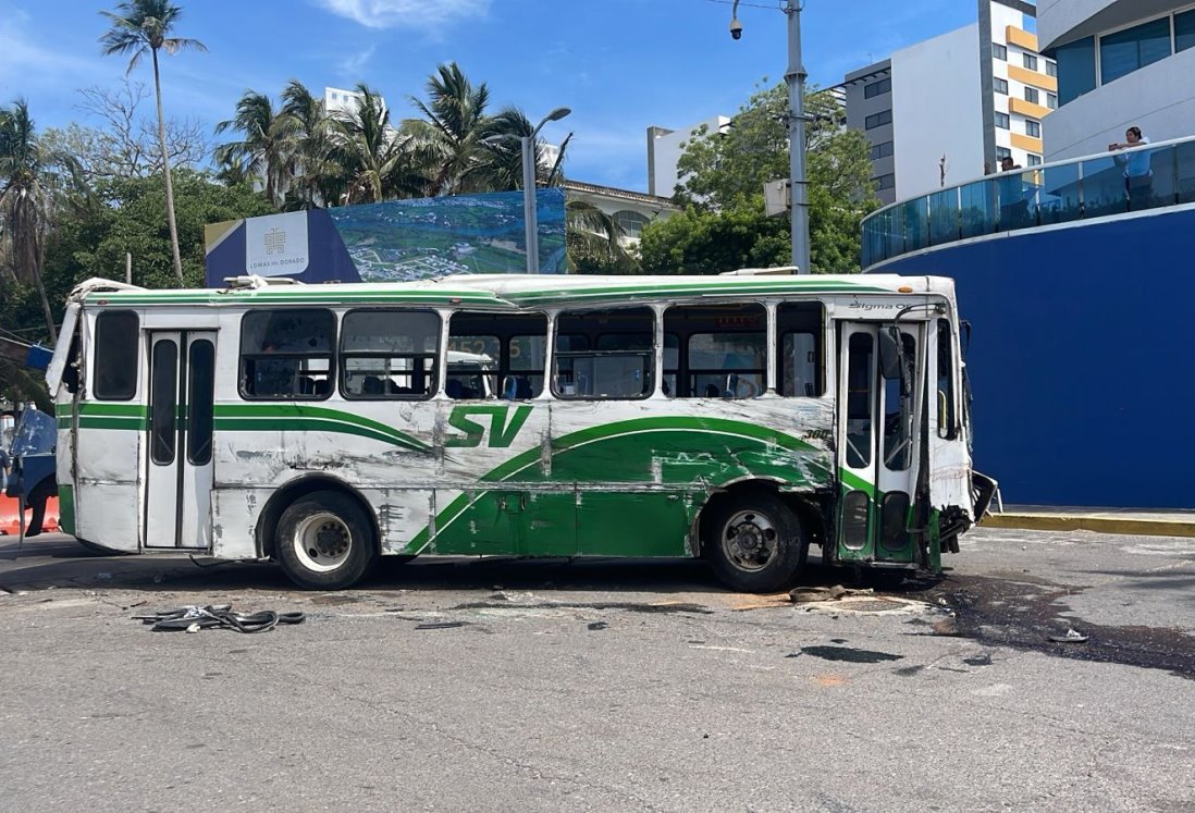 Jóvenes hospitalizados tras volcadura de autobús en Boca del Río permanecen estables