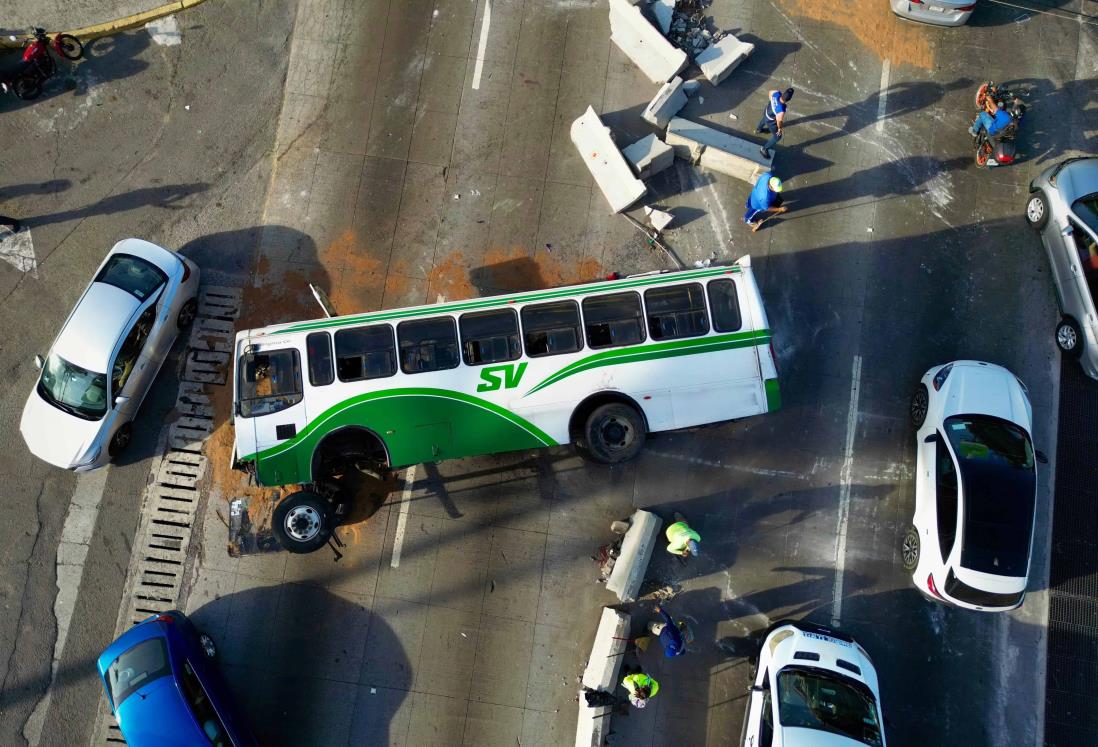 Vías alternas tras volcadura de camión de pasaje Saeta sobre el bulevar de Boca del Río