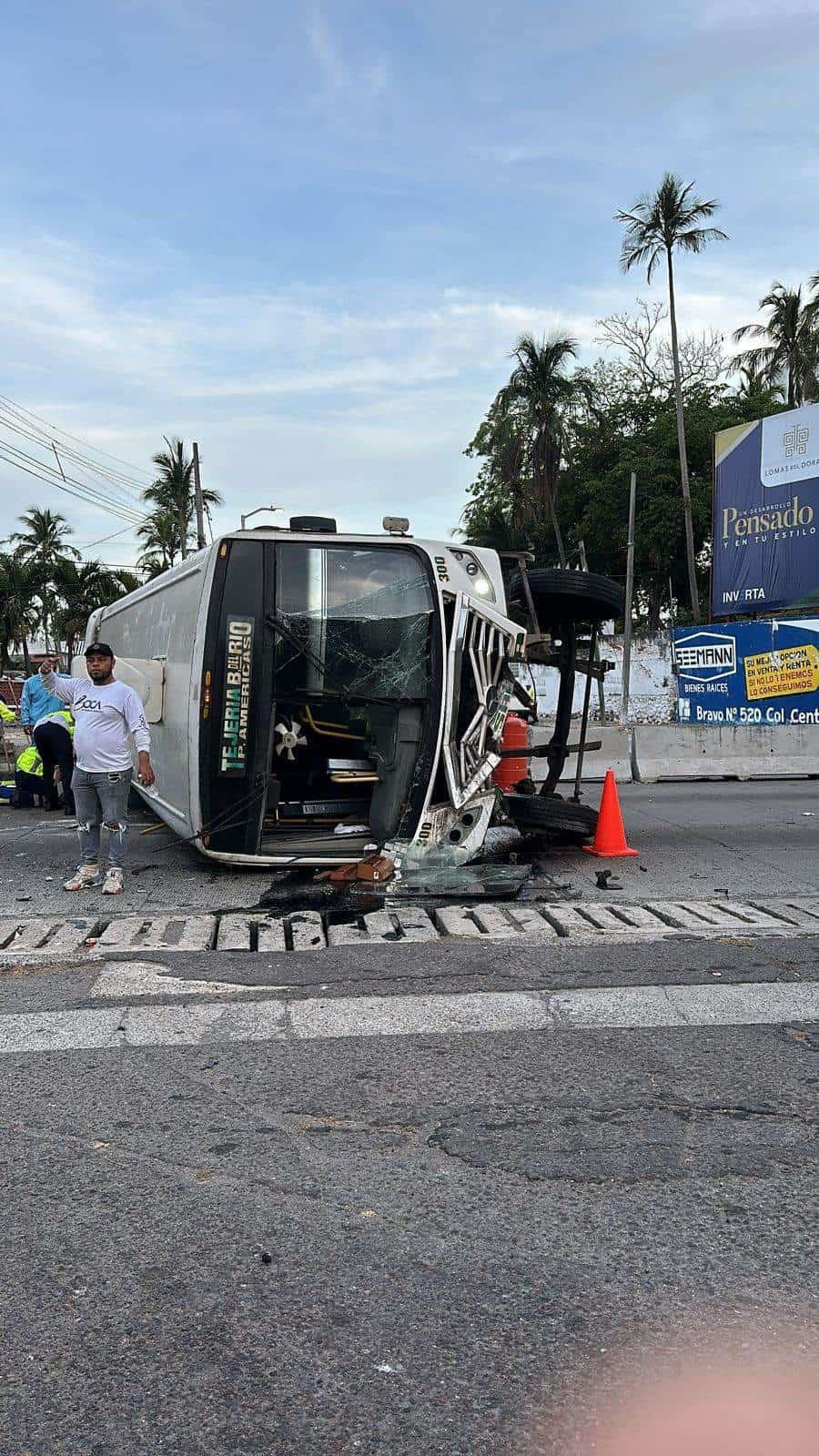 Vuelca camión de pasaje Saeta en bulevar de Boca del Río; hay 3 lesionados | VIDEO