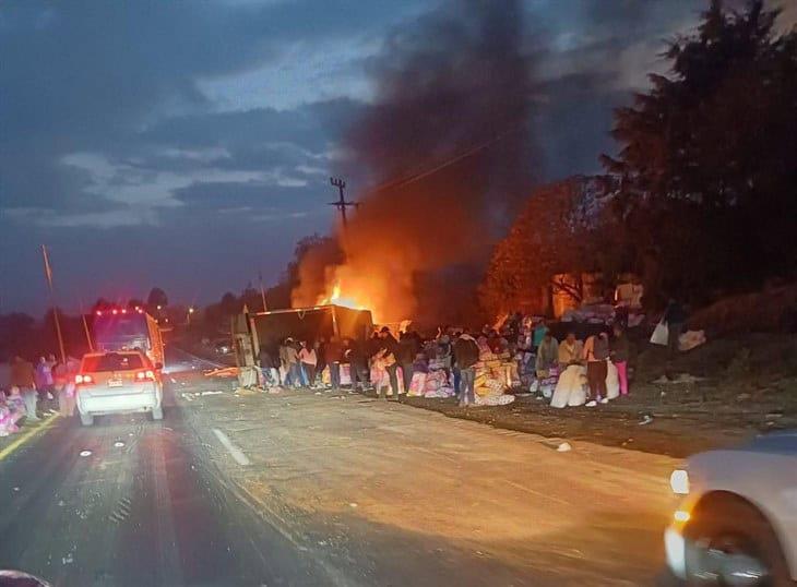 Vuelca tráiler y se incendia en Autopista 150D, en Esperanza, Puebla