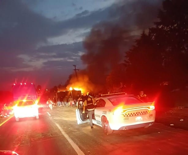 Vuelca tráiler y se incendia en Autopista 150D, en Esperanza, Puebla