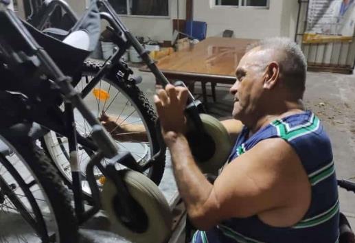 Miguel tiene el único taller para reparar sillas de ruedas en Veracruz, y es su orgullo