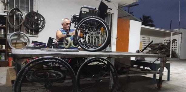 Miguel tiene el único taller para reparar sillas de ruedas en Veracruz, y es su orgullo