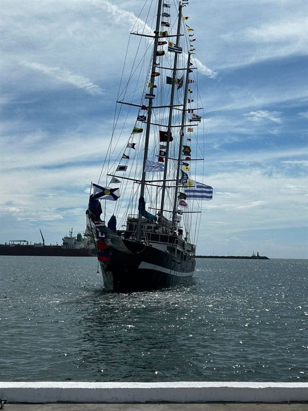 Ellas son las mujeres del buque Capitán Miranda de Uruguay anclado en Veracruz