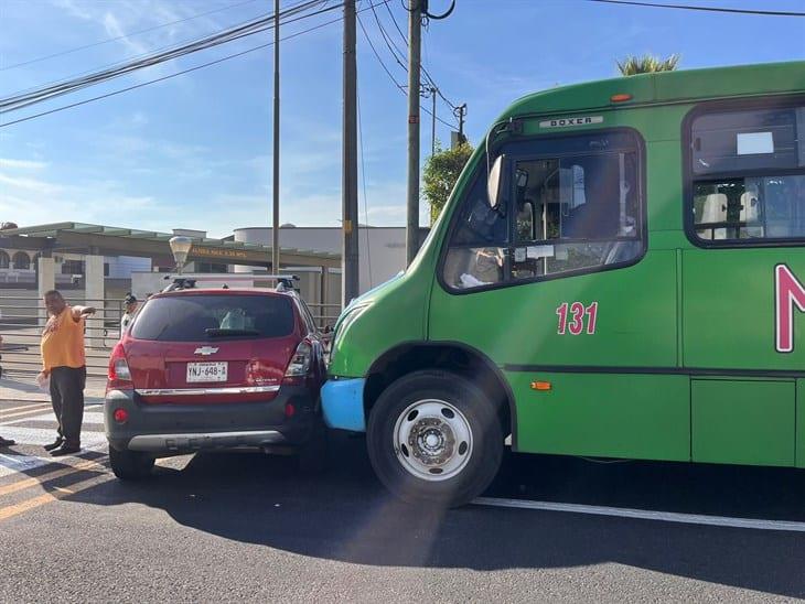 Camioneta particular es embestida por autobús urbano en Orizaba