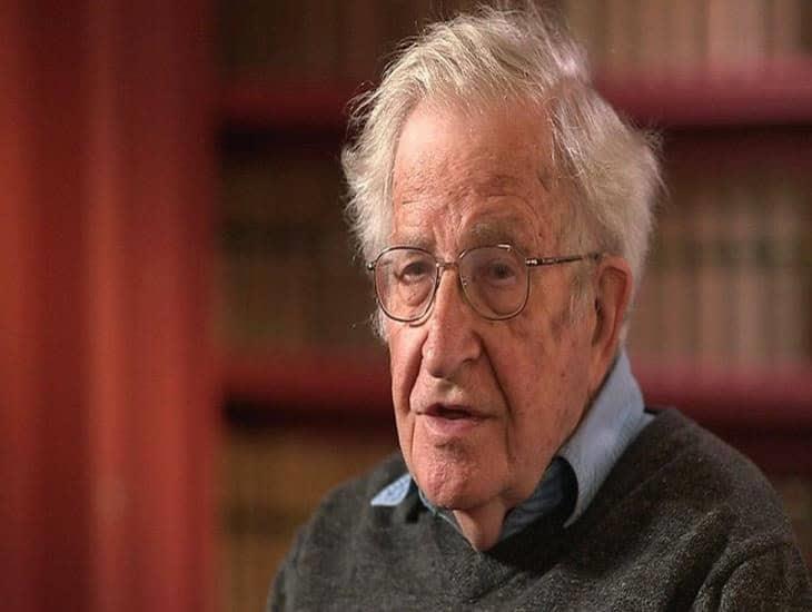 Hospitalizan al filósofo Noam Chomsky; esta es su teoría sobre el cerebro humano