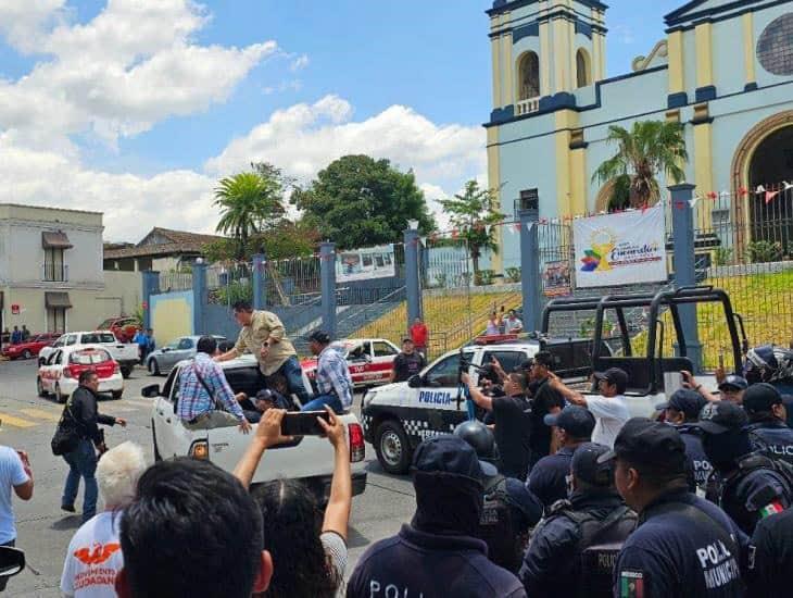 Muere comerciante tras ser golpeado por Policía Municipal en San Andrés Tuxtla; protestan en Palacio Municipal | VIDEO