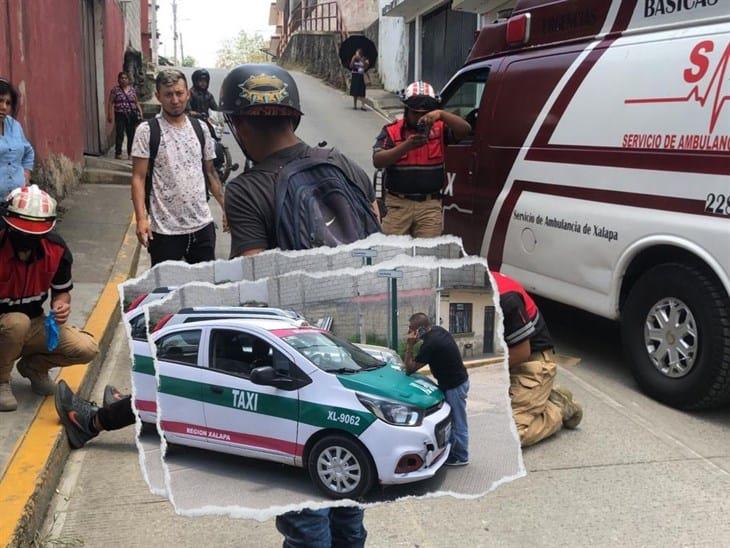 Se registra choque entre motociclista y taxi en colonia de Xalapa