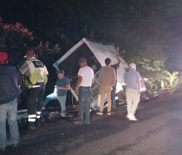 Embiste camioneta a comerciante en su moto en Chocamán