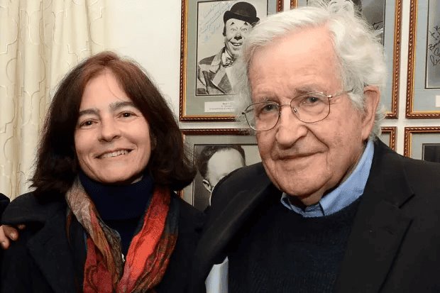 Esposa de Noam Chomsky desmiente fallecimiento del filósofo