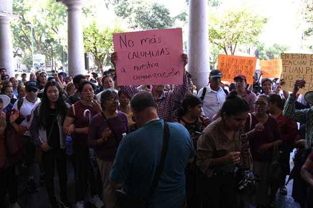 Siguen las protestas en palacio municipal de Xalapa; esto exigen