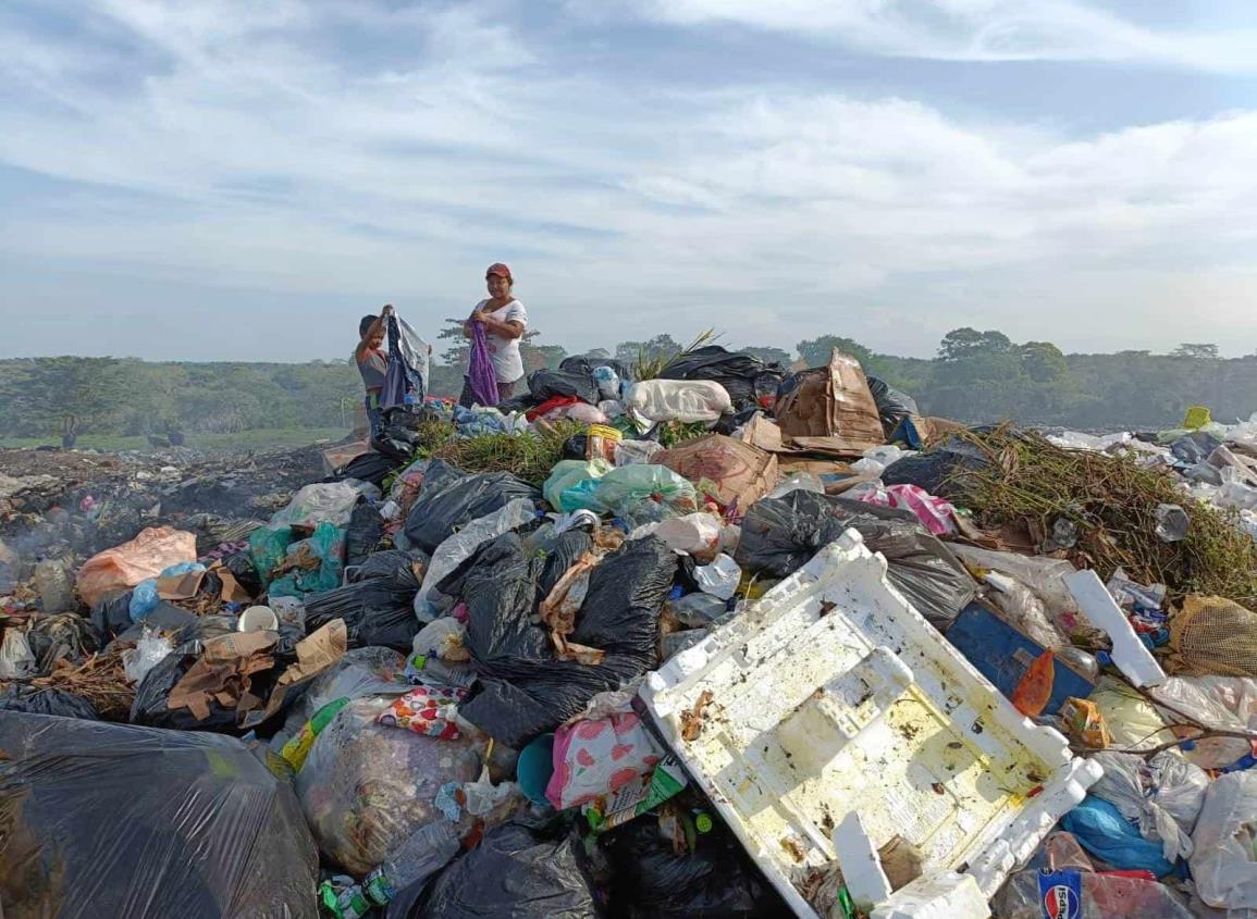 Madre e hijo buscan entre la basura para generar recursos en Moloacán