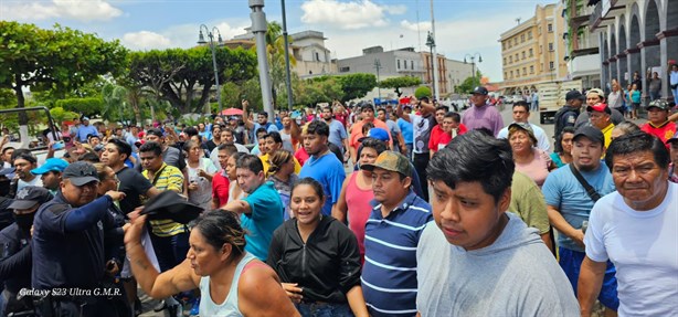 Muere comerciante tras ser golpeado por Policía Municipal en San Andrés Tuxtla; protestan en Palacio Municipal | VIDEO