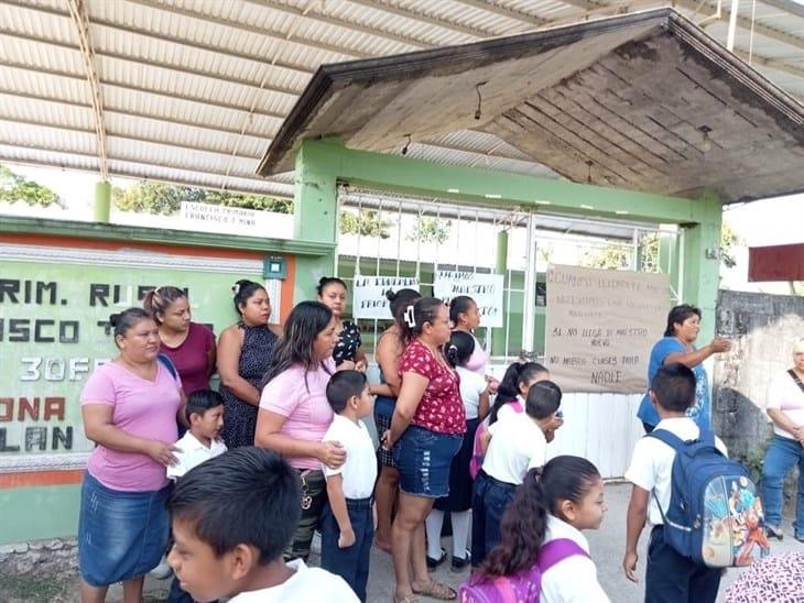 Padres de familia continúan tomando Primaria de Poxtitlán; reclaman falta de maestro