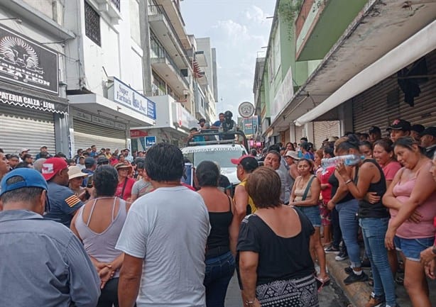 Alcaldesa de San Andrés Tuxla trata de salir del Palacio disfrazada de policía