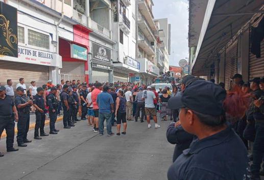 Alcaldesa de San Andrés Tuxla trata de salir del Palacio disfrazada de policía