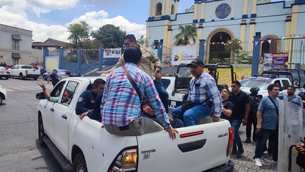 Alcaldesa de San Andrés Tuxla trata de salir del Palacio disfrazada de policía