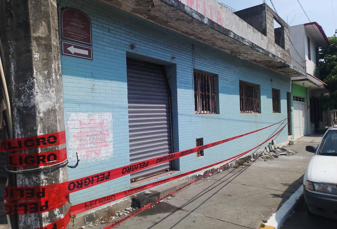 Vecinos del Centro Histórico de Veracruz temen por derrumbe de casa abandonada