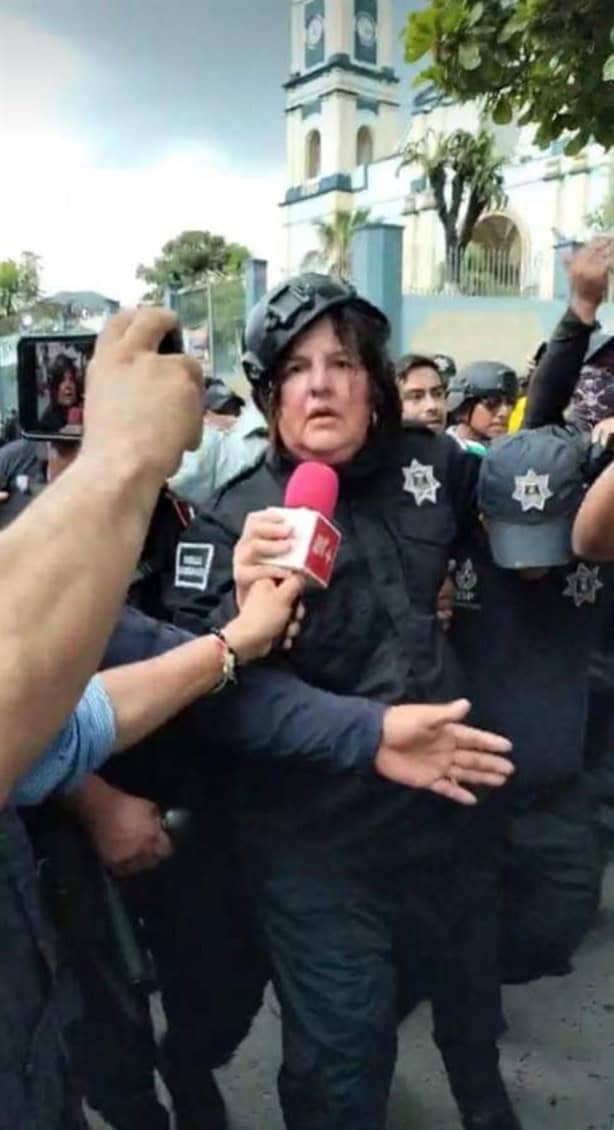 Alcaldesa de San Andrés Tuxtla trata de escapar vestida de policía y la pasean por la ciudad | VIDEO