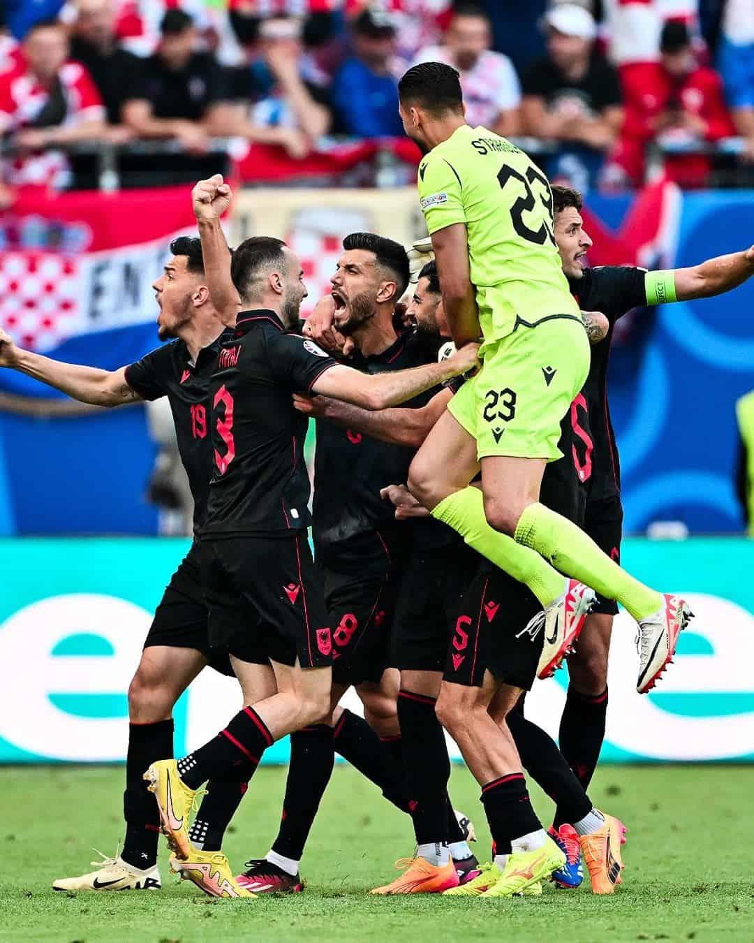 Rescata Albania empate con gesta heroica