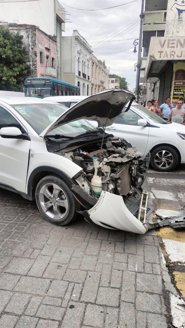 Automóvil se pasa el alto y choca contra camioneta en el centro de Veracruz