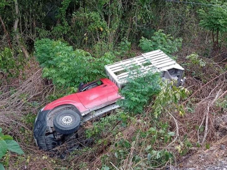 Camioneta se sale del camino en carretera Misantla-Martínez de la Torre