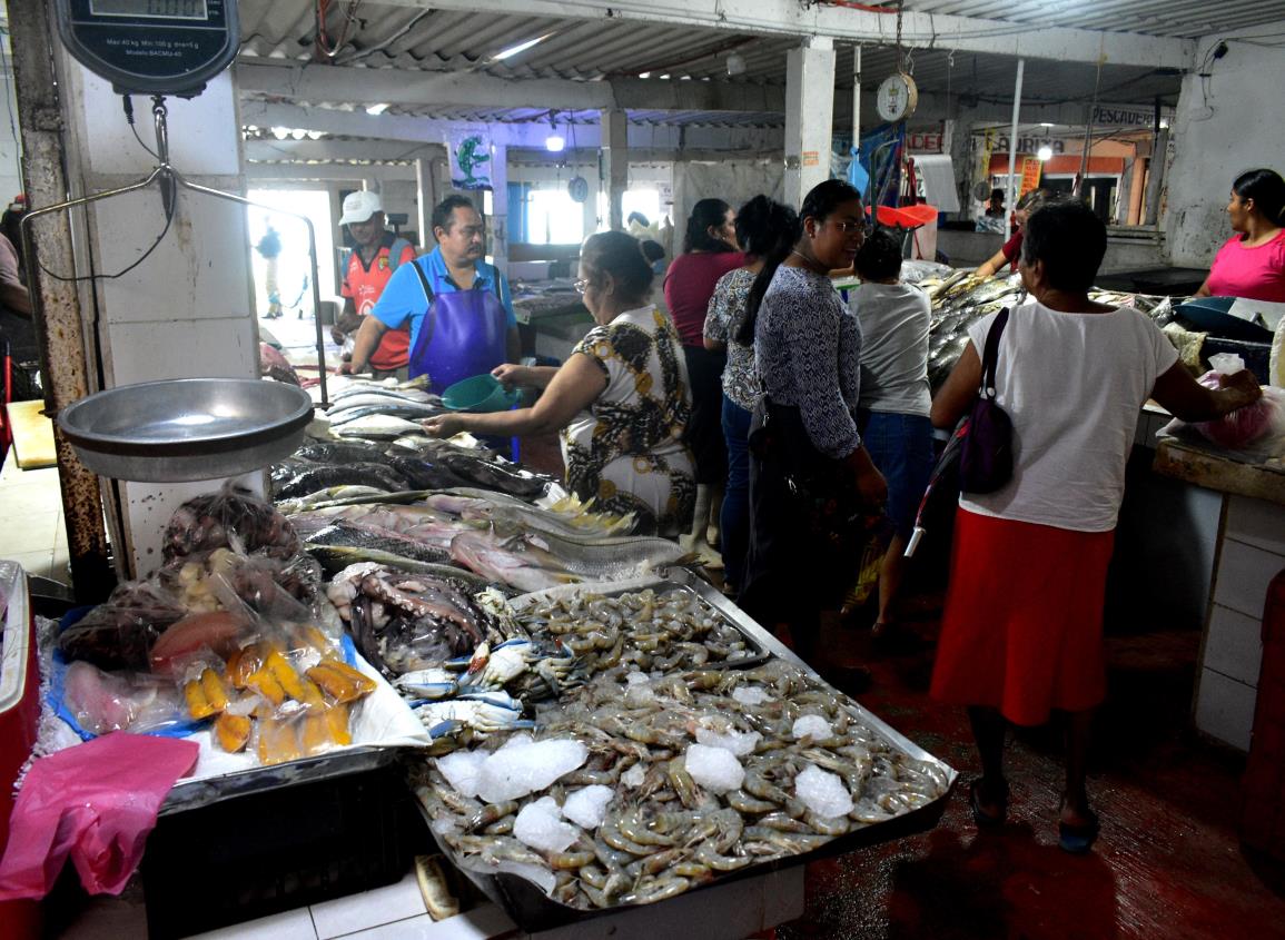 Así solucionan la baja producción pesquera en mercado de mariscos de Coatzacoalcos