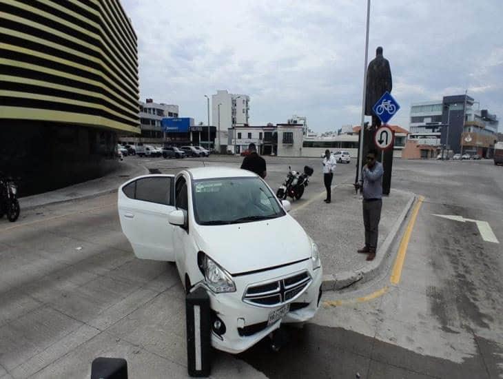 Conductora pierde el control y automóvil se accidenta en Boca del Río