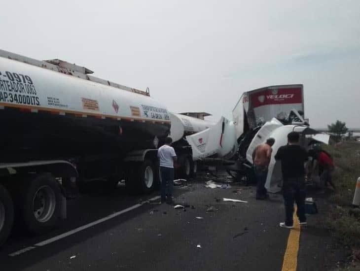 Volcadura en autopista del sur de Veracruz deja una persona herida