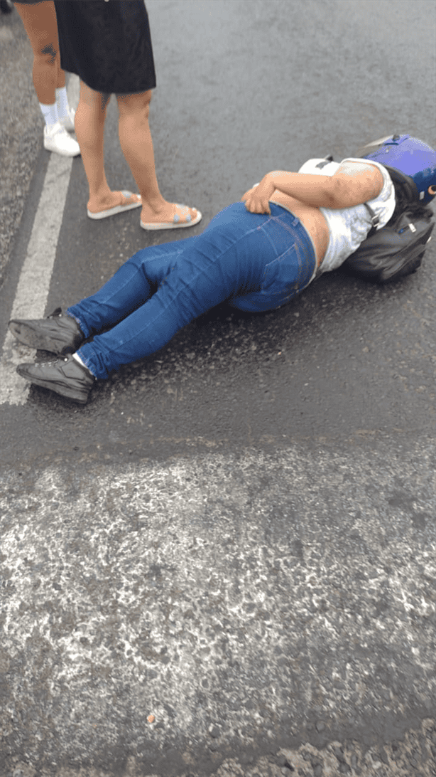 Joven motociclista sufre accidente y derrapa en Úrsulo Galván