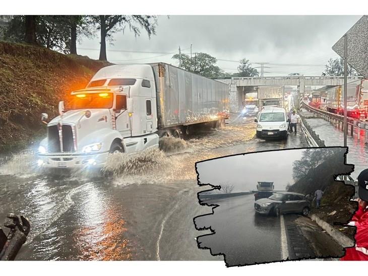 Lluvia provoca encharcamientos y accidentes en Autopista 150D Puebla-Córdoba (+Video)