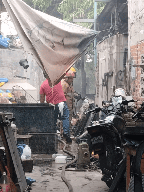 Incendio en taller mecánico de Martínez de la Torre deja daños y un tlacuache calcinado