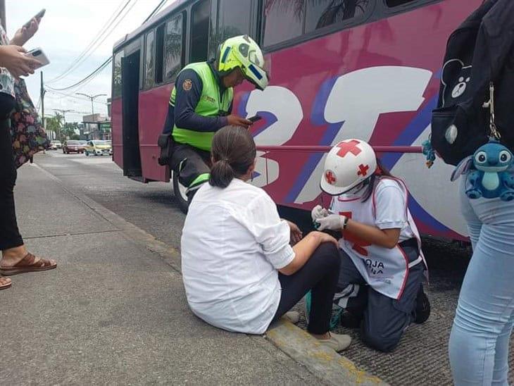 Autobús sufre accidente en Córdoba; tres mujeres resultan lesionadas