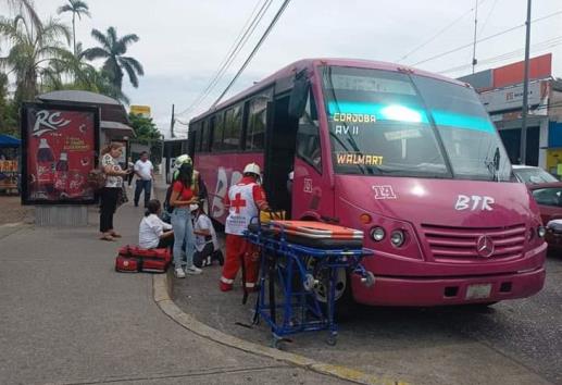 Autobús sufre accidente en Córdoba; tres mujeres resultan lesionadas