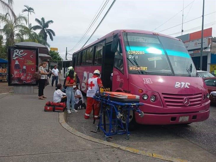 Autobús sufre accidente en Córdoba; tres mujeres resultan lesionadas