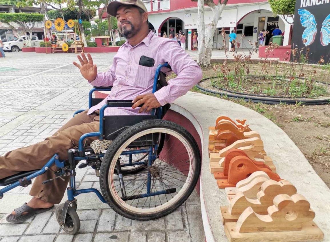 Padre de familia que fue atropellado busca apoyo y trabajo en calles del centro de Nanchital