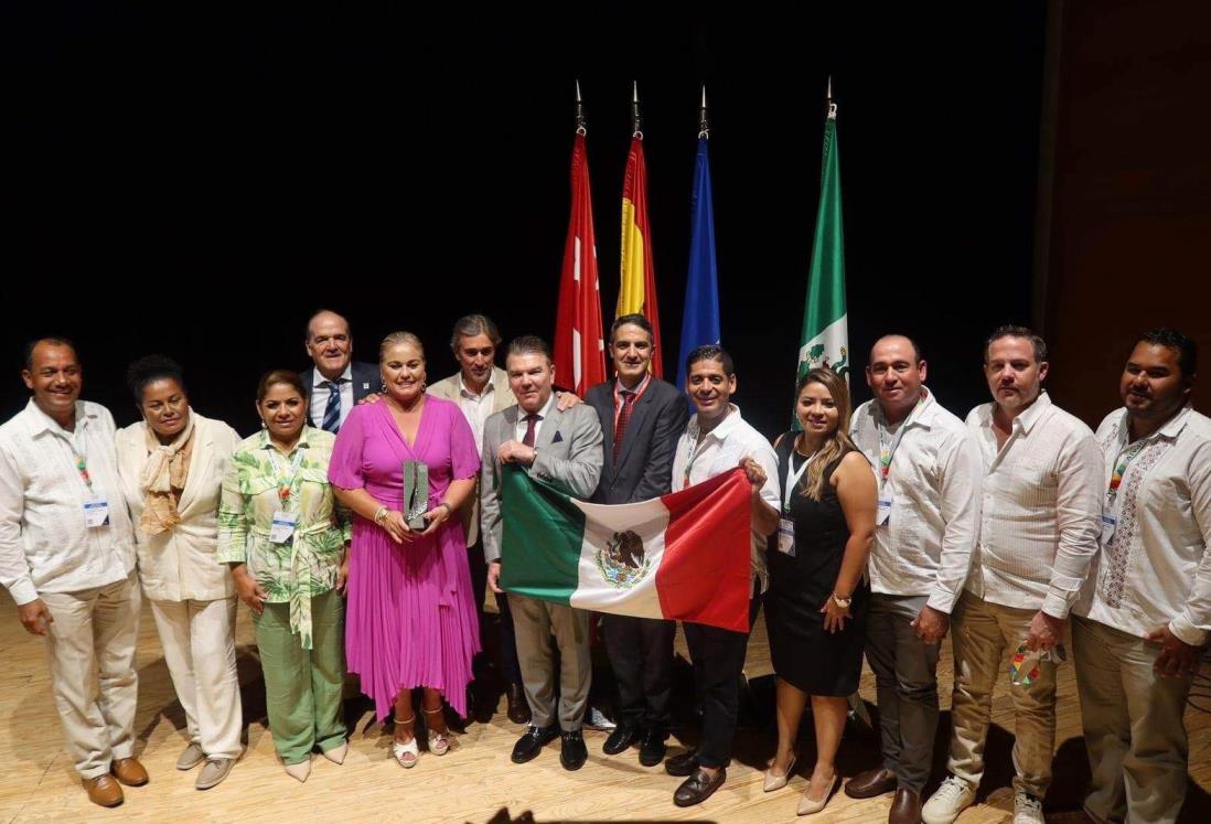Alvarado recibe el reconocimiento "Escoba de Plata" en España