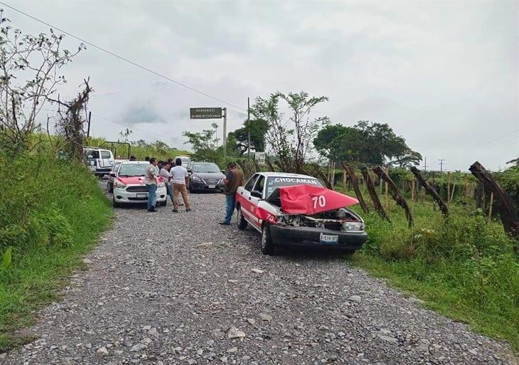 Accidente entre taxi y camioneta en carretera Fortín-Huatusco; responsable se da a la fuga